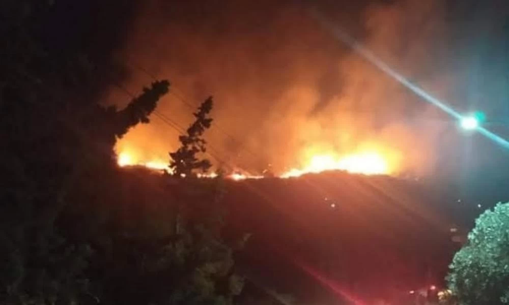 Φωτιά στο Πέραμα: Μια σύλληψη για εμπρησμό από αμέλεια